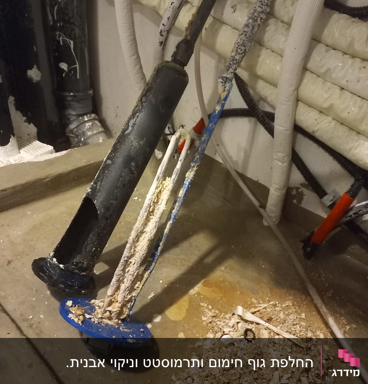 חלקי דוד שמש עם אבנית ופירוק על הרצפה